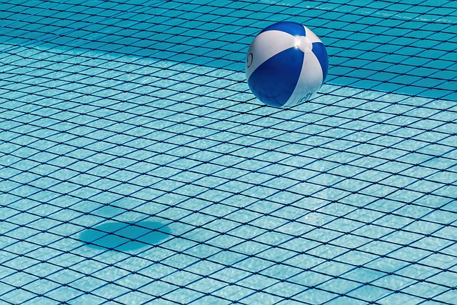bazén míč
